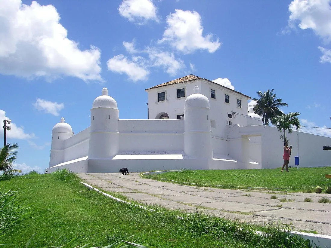 Il forte bianco di Monserrate a Salvador de Bahia, con le torrette di guardia e la casa del comandante
