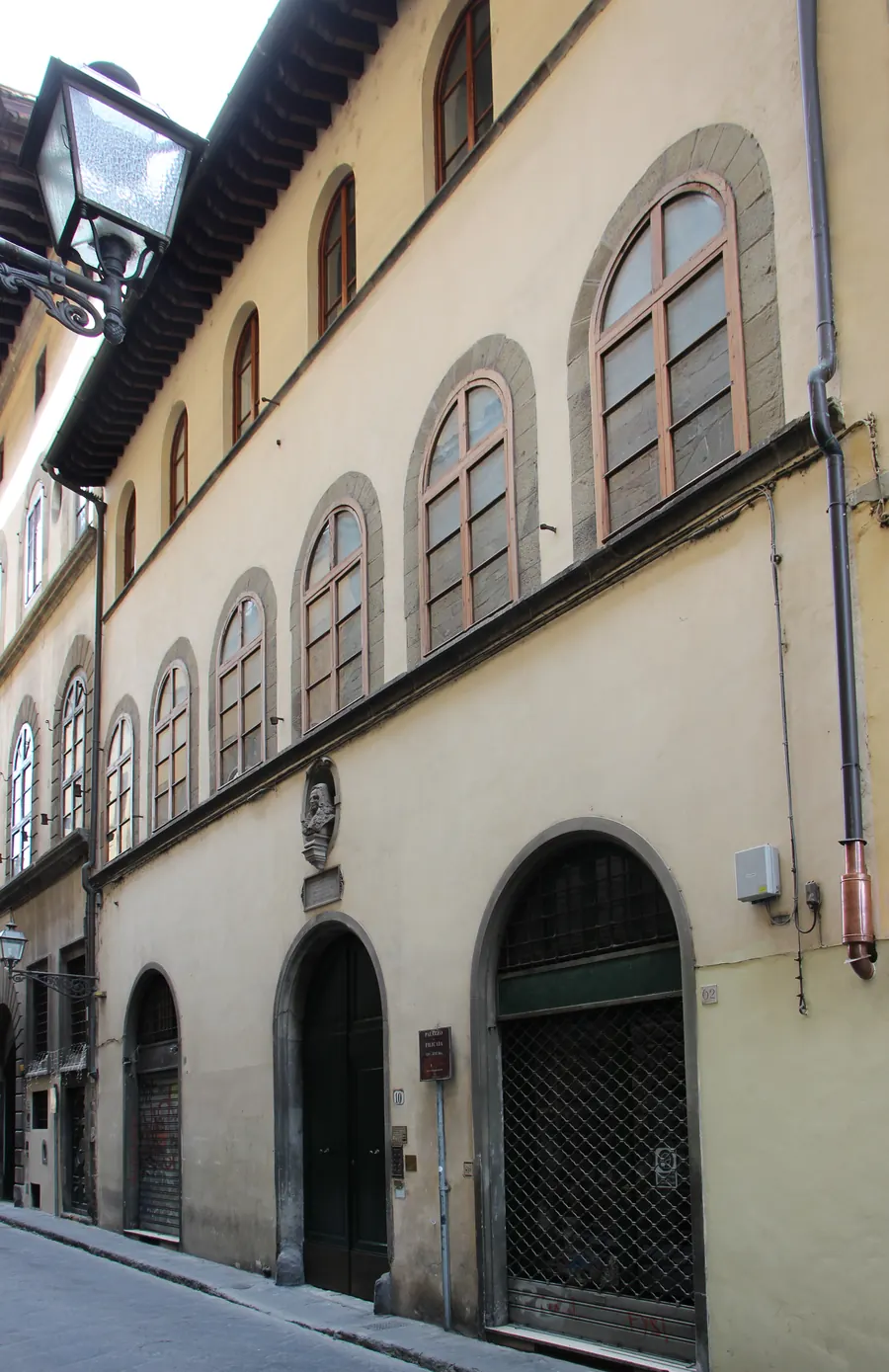 Facciata del Palazzo da Filicaja in Borgo degli Albizi a Firenze, con il busto di Vincenzo da Filicaja sopra l'ingresso