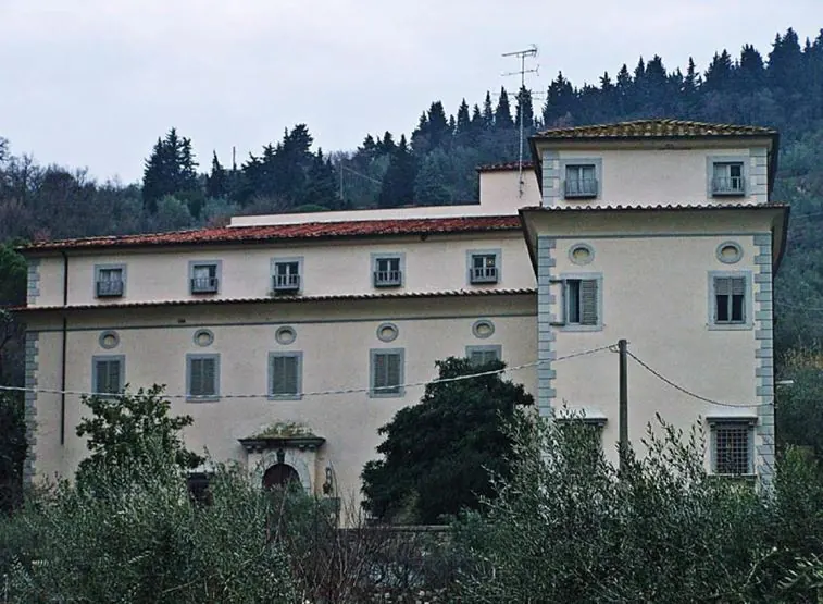 La villa da Filicaja a Santa Lucia, alle porte di Prato, tra olivi e cipressi